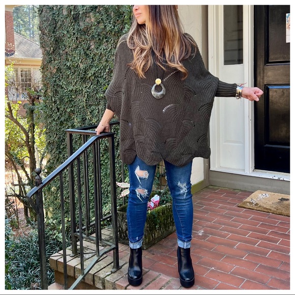 Made in Italy Chic Scallop Hem Loose Fit Sweater - Picture 2 of 8